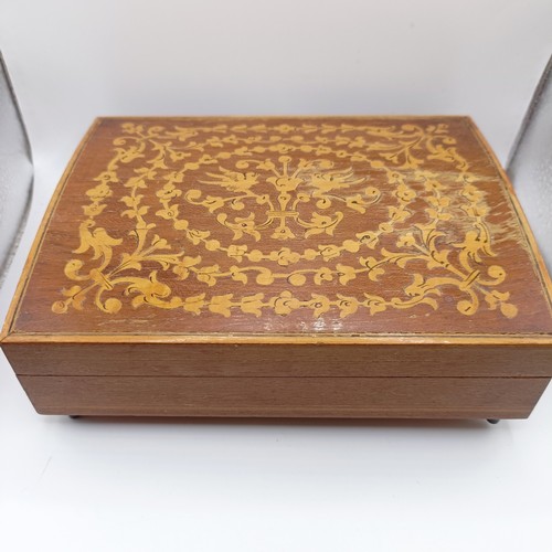 711 - Assorted costume jewellery (box)