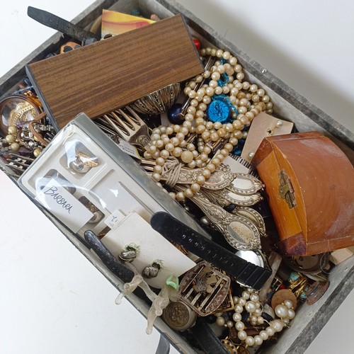 713 - Assorted costume jewellery (box)