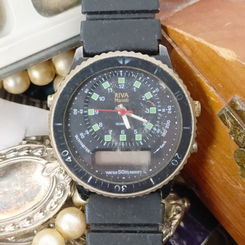 713 - Assorted costume jewellery (box)