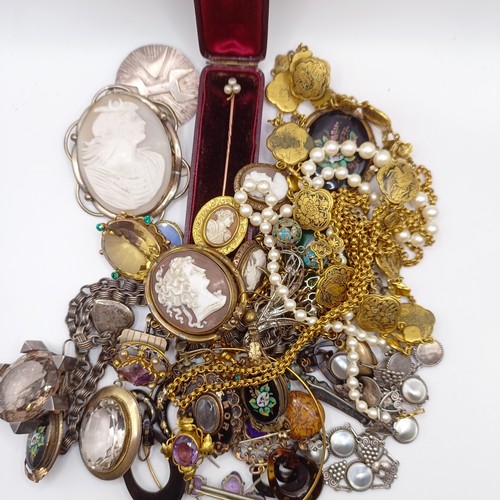 714 - An early 20th century cameo, another, a guard chain, a stick pin, cased, and assorted  jewellery (qt... 