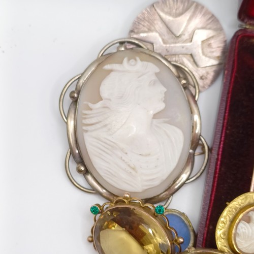 714 - An early 20th century cameo, another, a guard chain, a stick pin, cased, and assorted  jewellery (qt... 