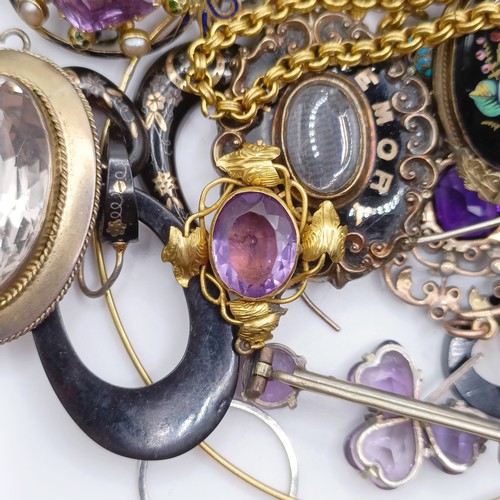 714 - An early 20th century cameo, another, a guard chain, a stick pin, cased, and assorted  jewellery (qt... 