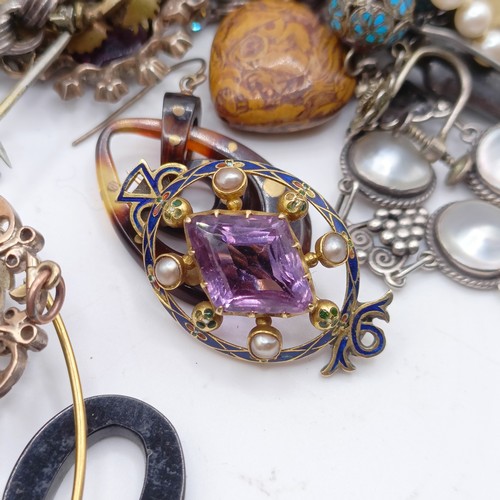 714 - An early 20th century cameo, another, a guard chain, a stick pin, cased, and assorted  jewellery (qt... 