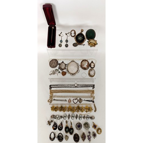 714 - An early 20th century cameo, another, a guard chain, a stick pin, cased, and assorted  jewellery (qt... 