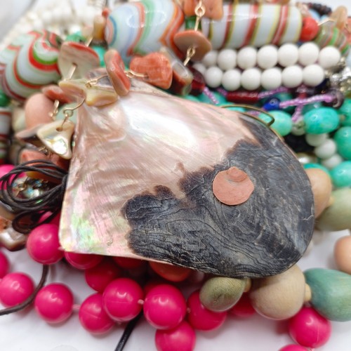 719 - Assorted costume jewellery (box)