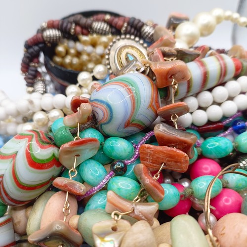 719 - Assorted costume jewellery (box)