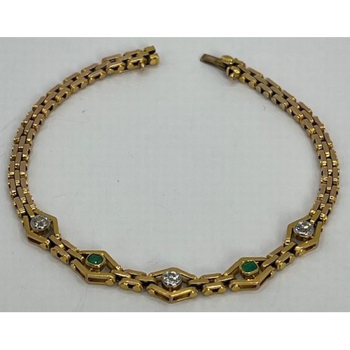 800 - A 15 ct gold, emerald and diamond bracelet, 14.8 g, 20 cm
