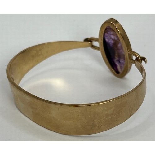 801 - A 9ct gold and Blue John bangle, 6.5 cm diameter, 33.1 g all in