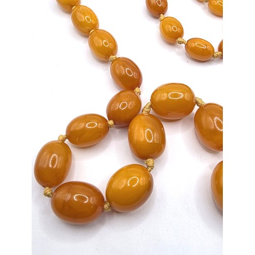 808 - A butterscotch amber bead necklace, 63.7 g