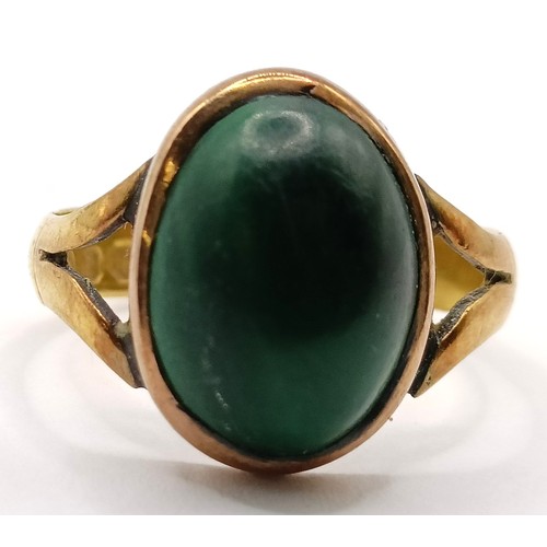 822 - A Victorian 22ct gold and cabochon cut jade ring, ring size N