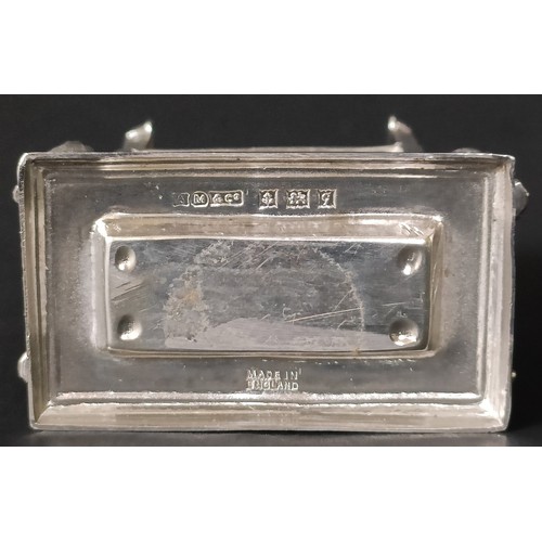 43 - An Elizabeth II silver novelty model of a throne, 1.2 ozt, 7 cm high