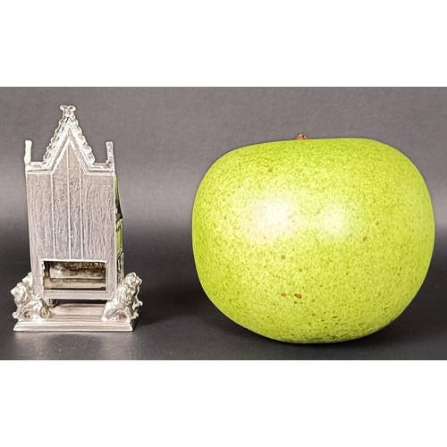 43 - An Elizabeth II silver novelty model of a throne, 1.2 ozt, 7 cm high