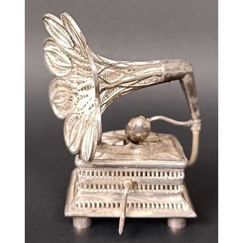 45 - A novelty silver coloured metal model of a gramophone, 34 g, 4 cm wide