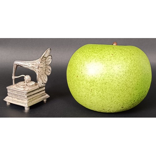 45 - A novelty silver coloured metal model of a gramophone, 34 g, 4 cm wide