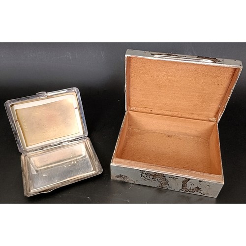 8 - A George V silver cased compact, 10 cm wide, and a silver cigarette box, 12 cm wide (2)
