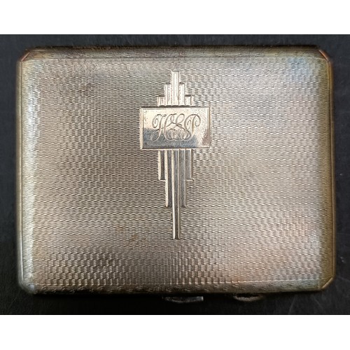 8 - A George V silver cased compact, 10 cm wide, and a silver cigarette box, 12 cm wide (2)
