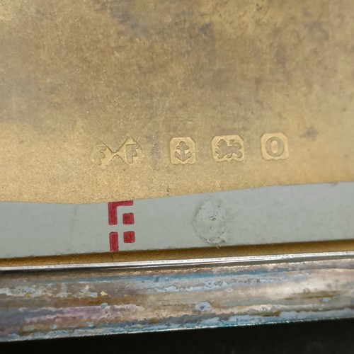 8 - A George V silver cased compact, 10 cm wide, and a silver cigarette box, 12 cm wide (2)