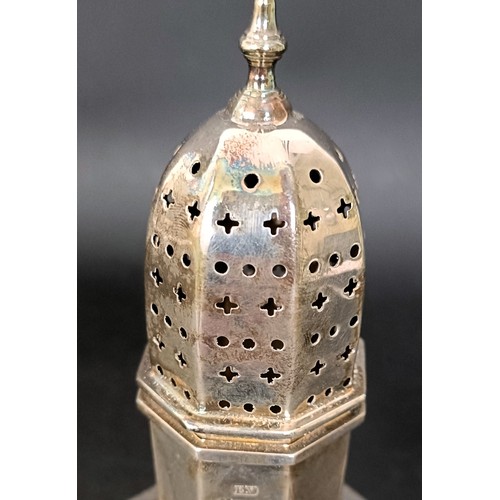 11 - A George V silver sifter, Sheffield 1937, 5.1 ozt, 18 cm high