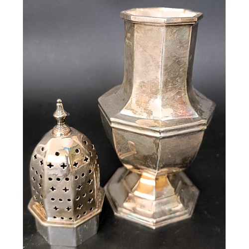 11 - A George V silver sifter, Sheffield 1937, 5.1 ozt, 18 cm high