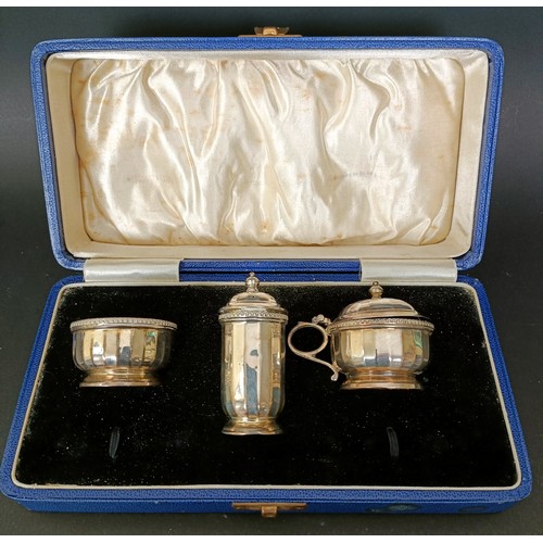 14 - A George VI silver three piece cruet, with blue glass liners, 2.7 ozt, cased