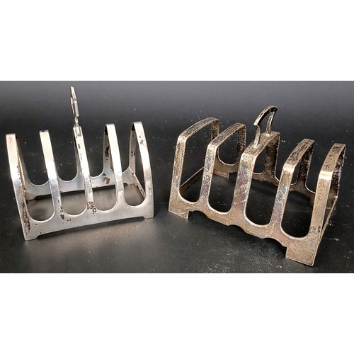 16 - A George V silver four division toast rack, 10 cm wide, and another, 4.2 ozt, 9 cm wide (2)