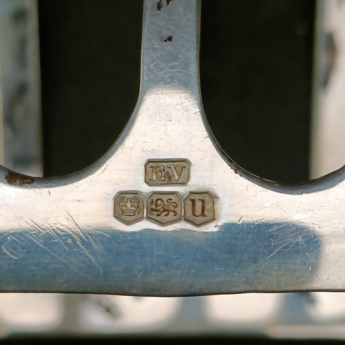 16 - A George V silver four division toast rack, 10 cm wide, and another, 4.2 ozt, 9 cm wide (2)