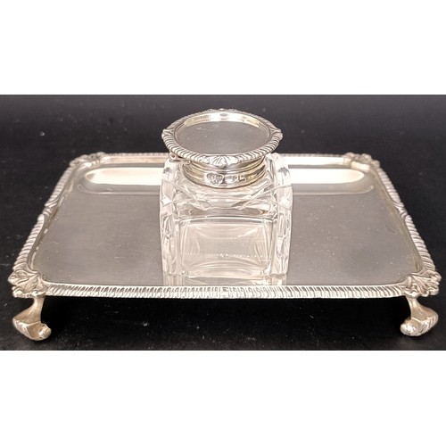 21 - An Edward VII silver desk stand, London 1908, 4.7 ozt, and a matching glass inkwell with a silver mo... 
