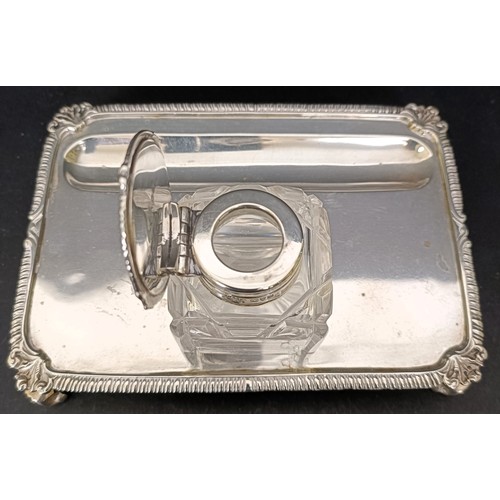 21 - An Edward VII silver desk stand, London 1908, 4.7 ozt, and a matching glass inkwell with a silver mo... 