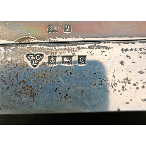 22 - A George V silver cigarette box, Birmingham 1924, 14 cm wide