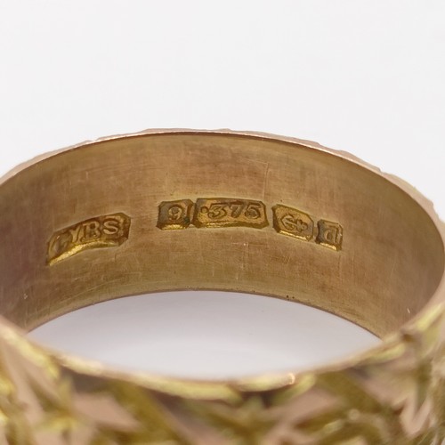 415 - A 9ct gold wedding band, ring size M, ….g