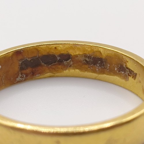 440 - ***Regretfully Withdrawn*** An 18ct gold wedding band, ring size O, 5.3 g