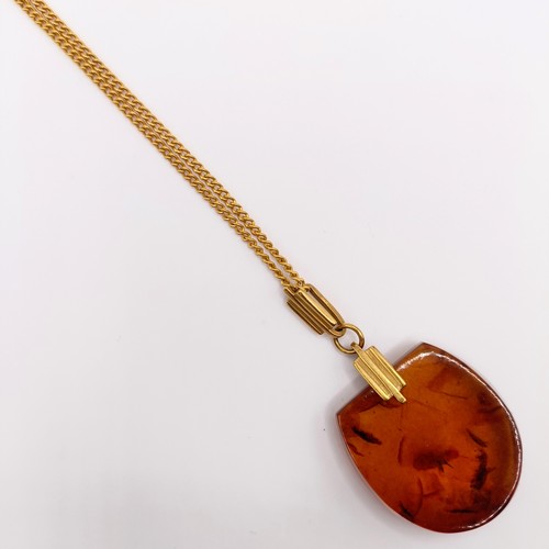 450 - An 18ct gold and amber pendant, on a 18ct gold chain, the chain approx. 6.6 g