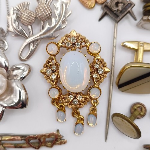488 - A pair of 9ct gold cufflinks, 2.1 g, a masonic pin, and assorted costume jewellery