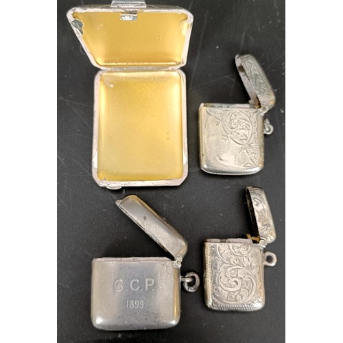 47 - A George V silver matchbox holder, two silver vestas, 2 ozt, and a silver plated vesta (4)