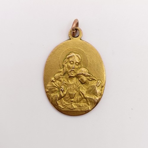 437 - A 9ct gold St Christopher pendant, 4.3 g