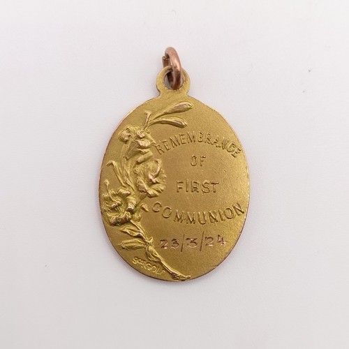 437 - A 9ct gold St Christopher pendant, 4.3 g