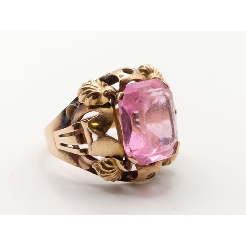 418 - A 14ct gold and pink paste ring, ring size L