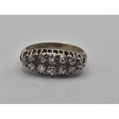 476 - An 18ct gold and diamond ring, ring size S