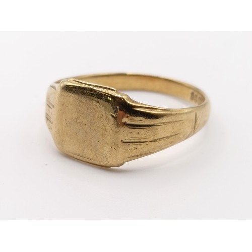 401 - A 9ct gold signet ring, ring size V, 4.6 g