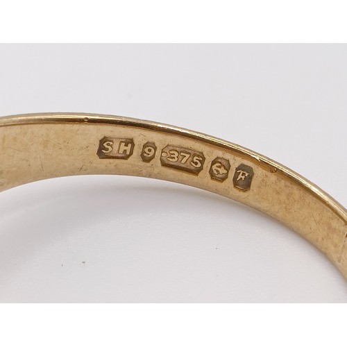 401 - A 9ct gold signet ring, ring size V, 4.6 g