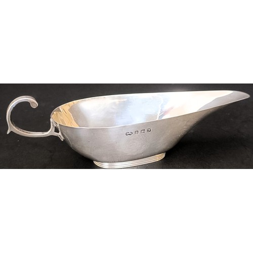 34 - An Elizabeth II silver sauce boat, 1.2 ozt
