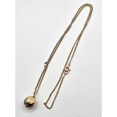 451 - A 9ct gold chain, and pendant, 4.4 g