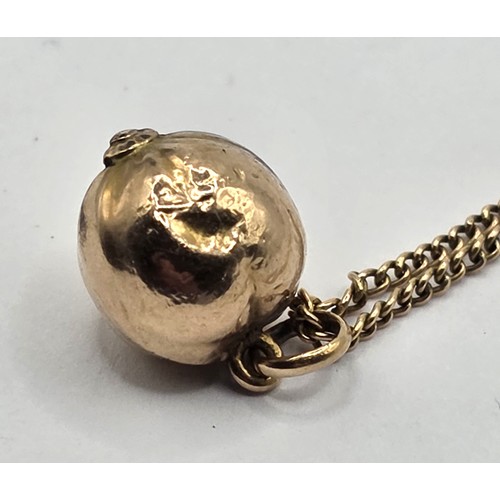 451 - A 9ct gold chain, and pendant, 4.4 g