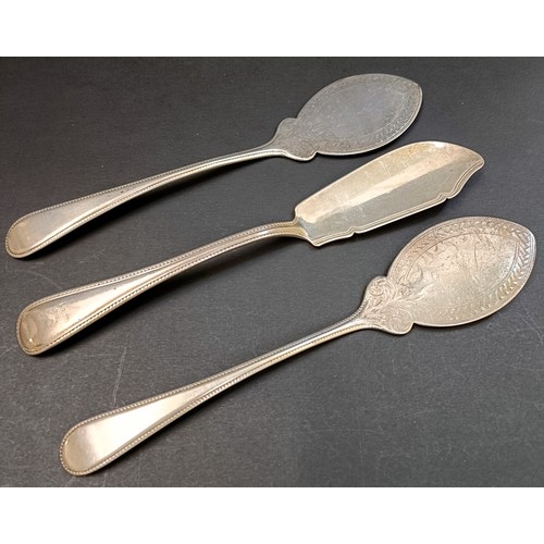 134 - A pair of Victorian silver beaded Old English pattern servers, and a fish knife, 4.8 ozt