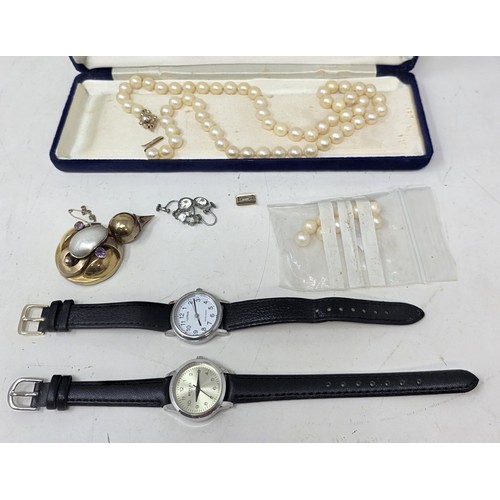 500 - A yellow coloured metal, mother of pearl and amethyst pendant brooch, a cultured pearl necklace, a p... 