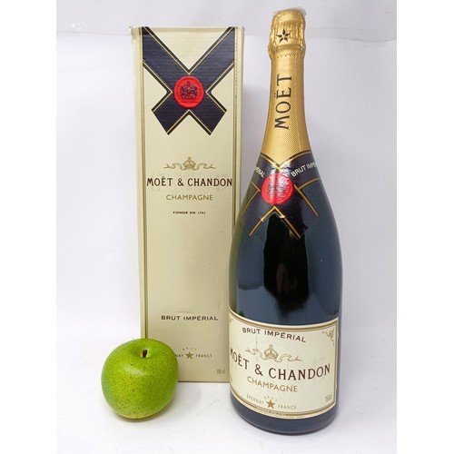 925 - A magnum of Moet & Chandon, Brut NV, boxed