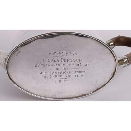 359 - A George III style silver teapot, of navette form, and a matching milk jug, Sheffield 1922, 23.3 ozt...