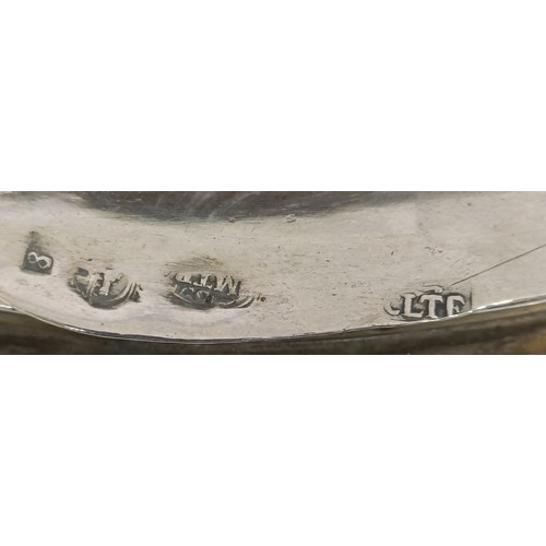 317 - A large 18th century Spanish Salamanca tureen and cover, with a flower finial, on four scroll feet, ...