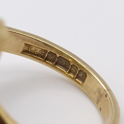 651 - A 9ct gold cocktail ring, ring size K1/2