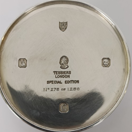 326 - A pair of Britannia standard Silver Jubilee commemorative beakers, 277/1250, Tessiers, London 1977, ...
